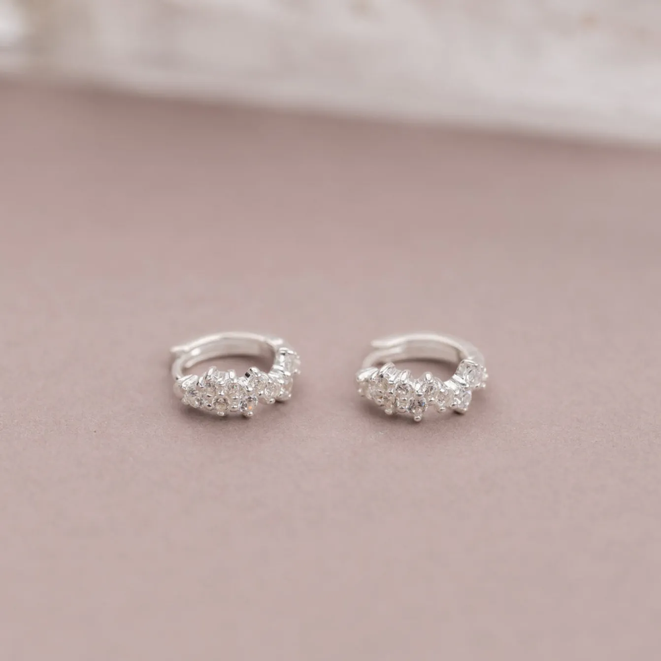 Clair Krystal Sølv Mini Huggie Ørering - Sisi Copenhagen