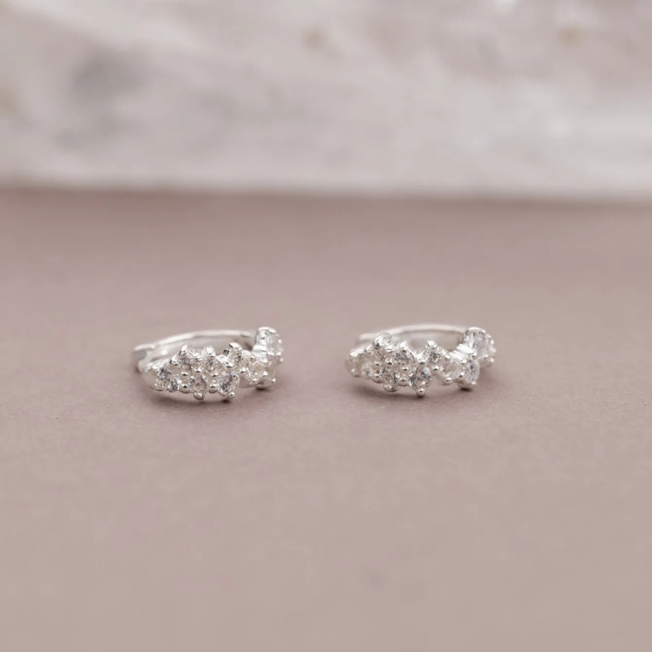 Clair Krystal Sølv Mini Huggie Ørering - Sisi Copenhagen