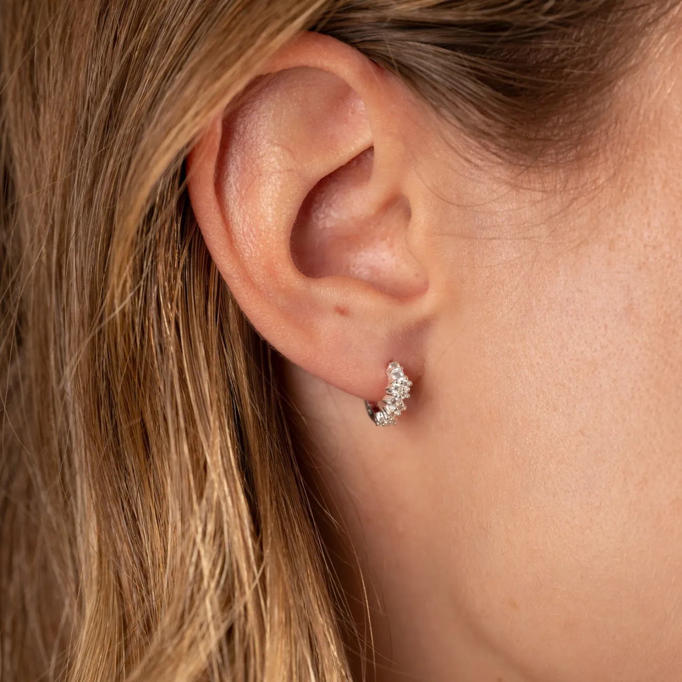 Clair Krystal Sølv Mini Huggie Ørering - Sisi Copenhagen