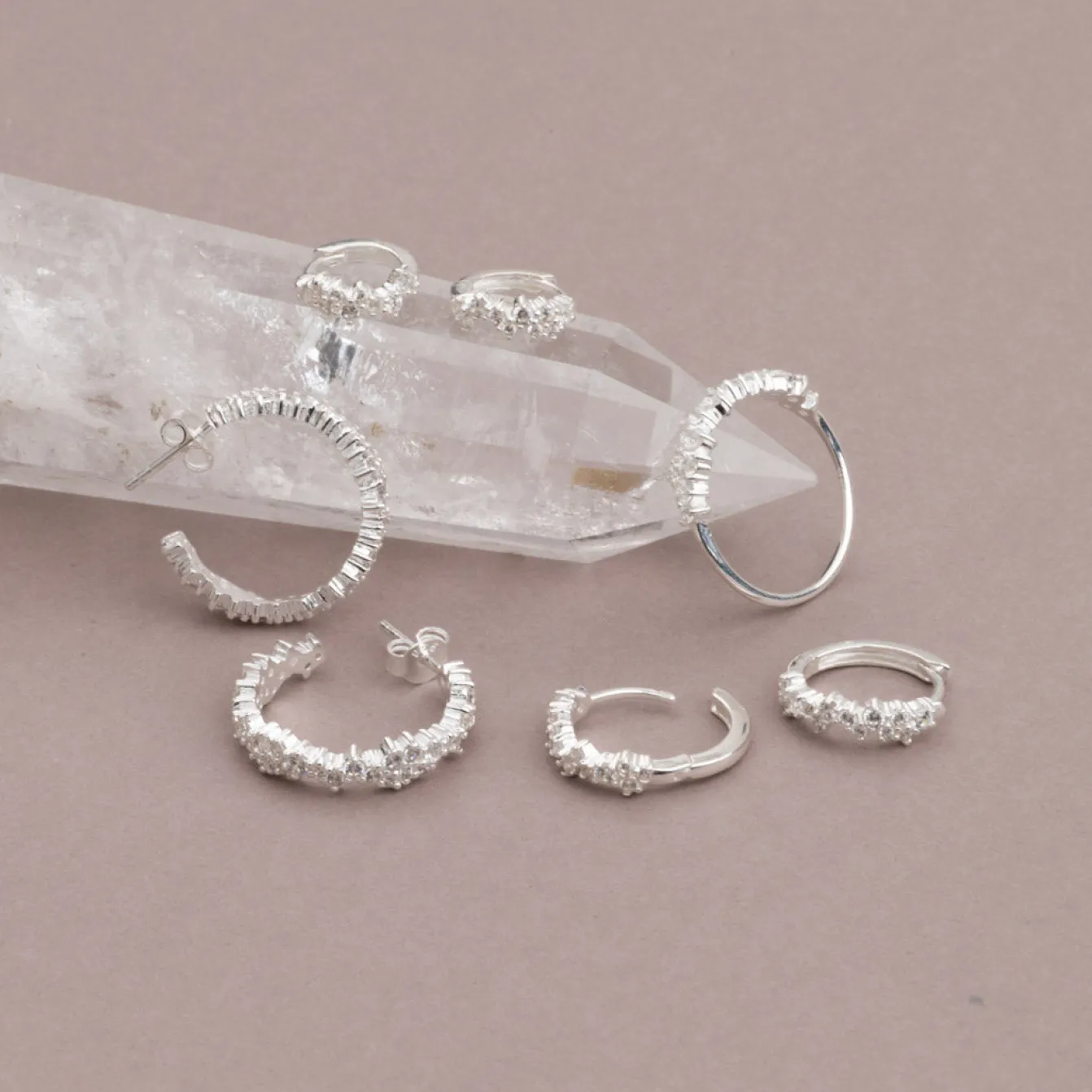 Clair Krystal Sølv Mini Huggie Ørering - Sisi Copenhagen