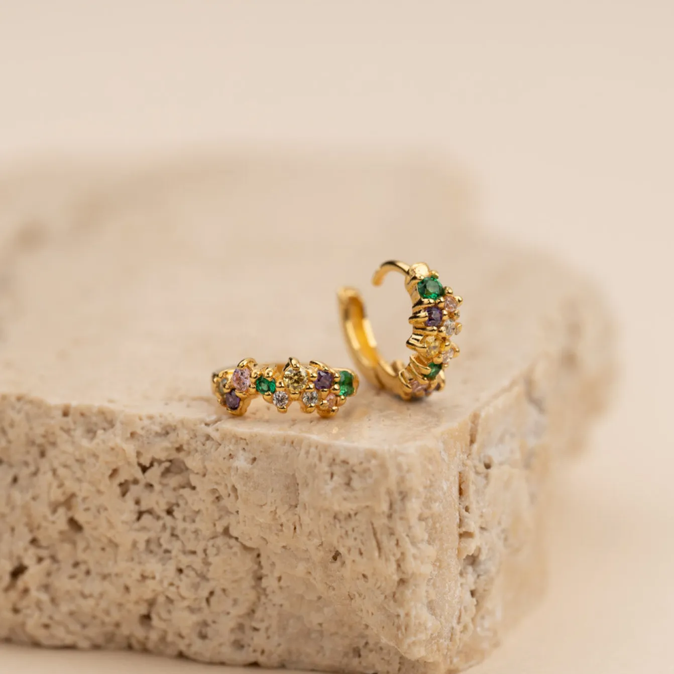 Clair Rainbow Guld Mini Huggie Ørering - Sisi Copenhagen