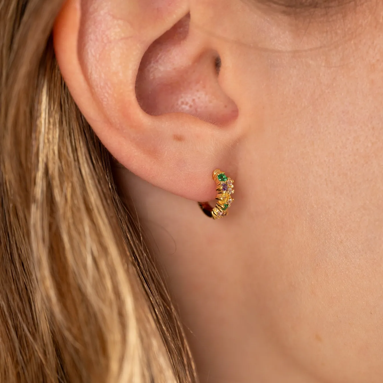 Clair Rainbow Guld Mini Huggie Ørering - Sisi Copenhagen