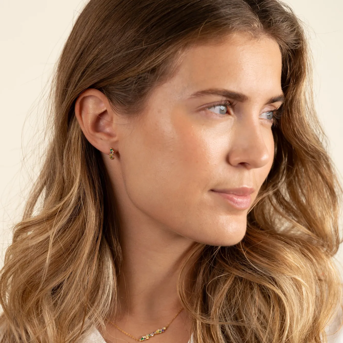 Clair Rainbow Guld Mini Huggie Ørering - Sisi Copenhagen