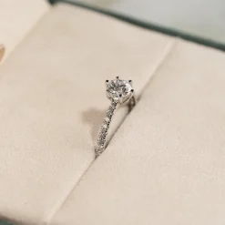 CLASSIC ALLIANCE 6-PRONG DIAMOND RING - 0.9ct - WG