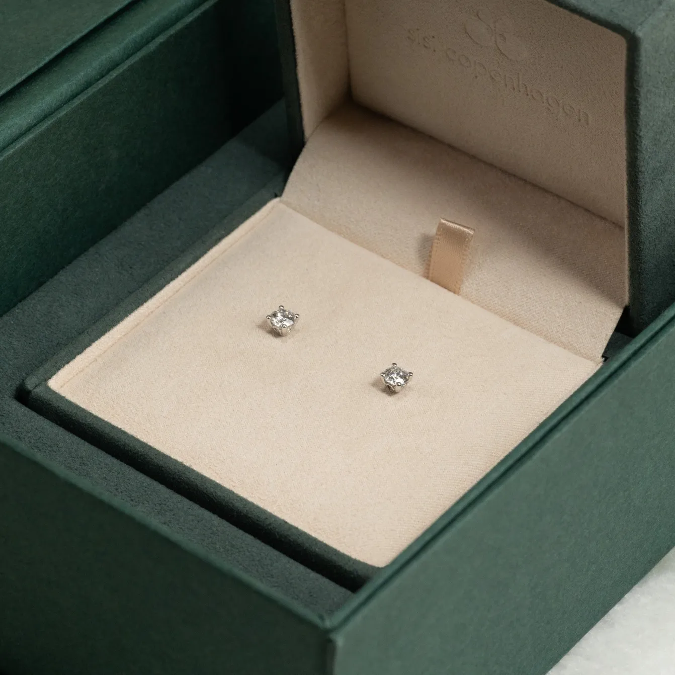 CLASSIC SOLITAIRE DIAMOND STUD EARRING - 0.8ct - WG