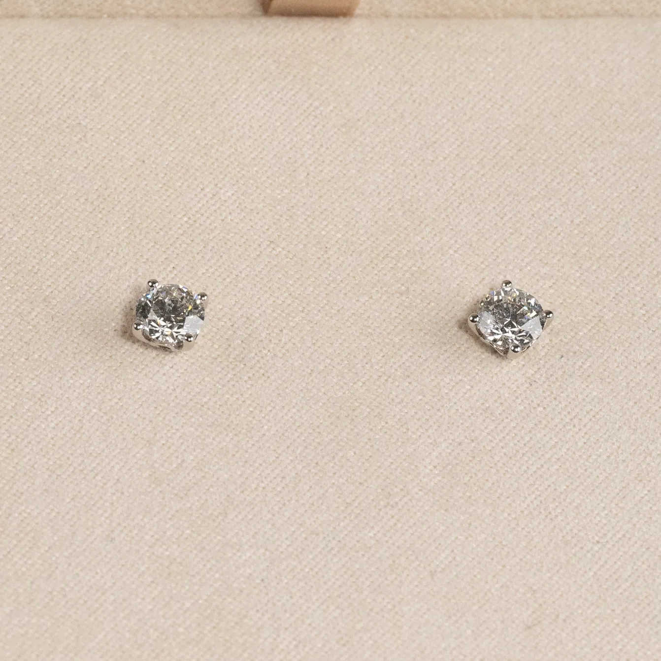 CLASSIC SOLITAIRE DIAMOND STUD EARRING - 1.0ct - WG