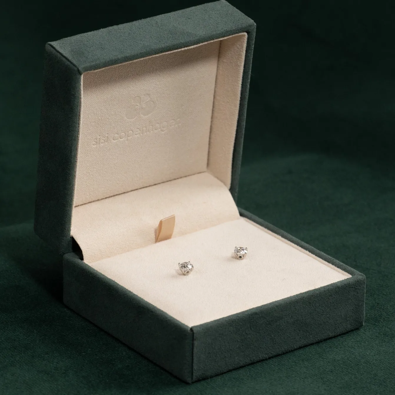 CLASSIC SOLITAIRE DIAMOND STUD EARRING - 1.0ct - WG