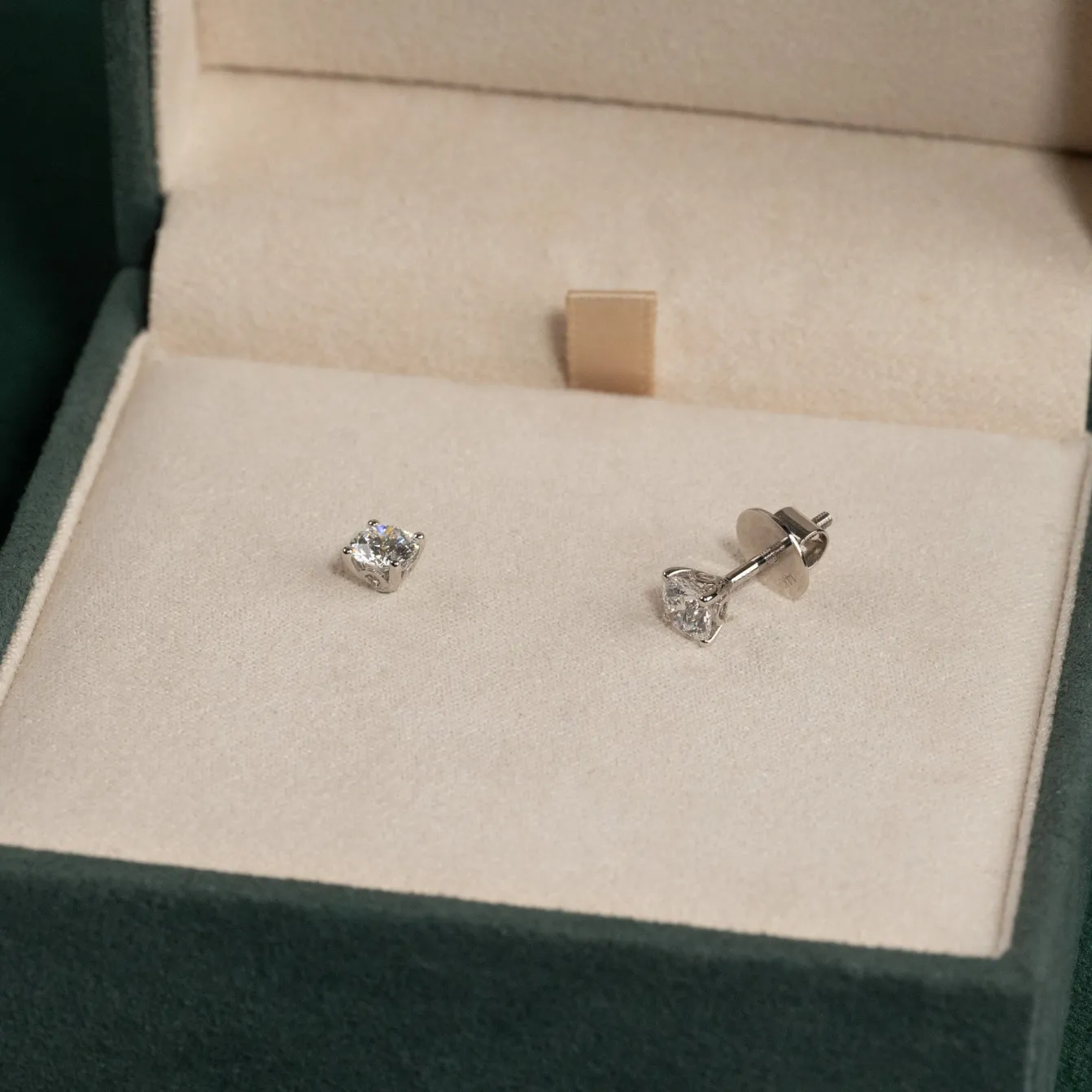 CLASSIC SOLITAIRE DIAMOND STUD EARRING - 1.0ct - WG