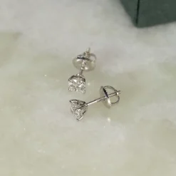 CLASSIC SOLITAIRE DIAMOND STUD EARRING - 0.8ct - WG