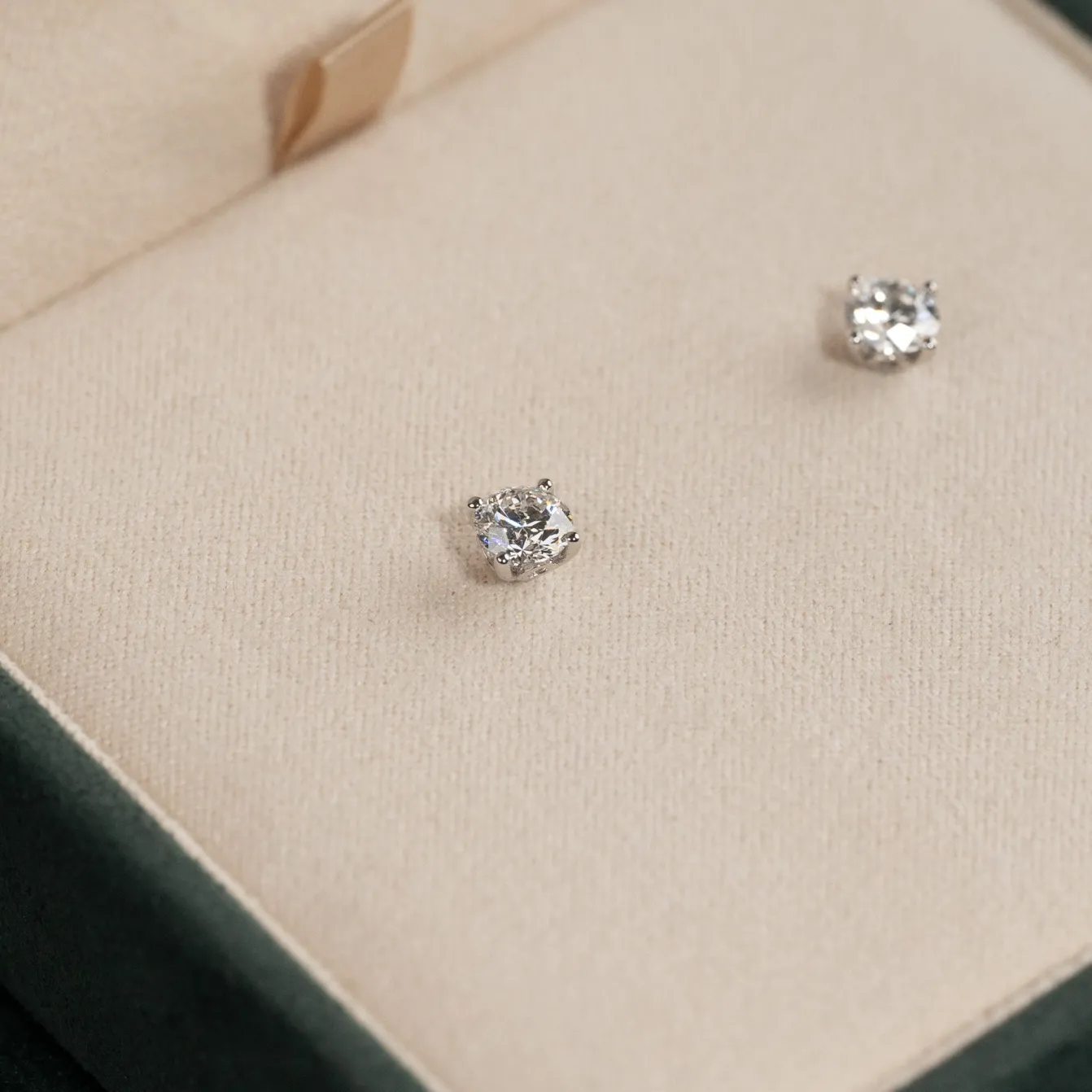 CLASSIC SOLITAIRE DIAMOND STUD EARRING - 1.0ct - WG