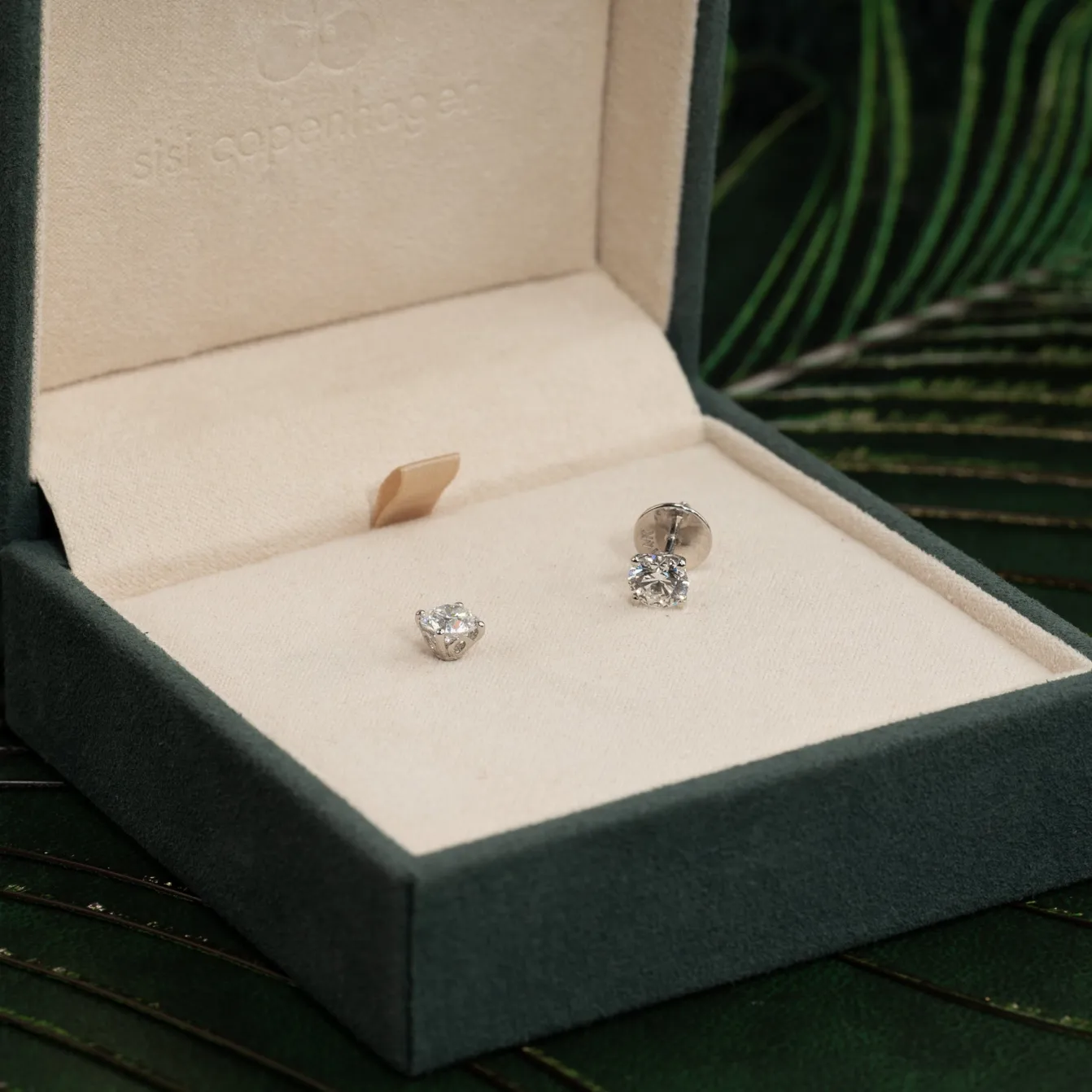 CLASSIC SOLITAIRE DIAMOND STUD EARRING - 1.5ct - WG