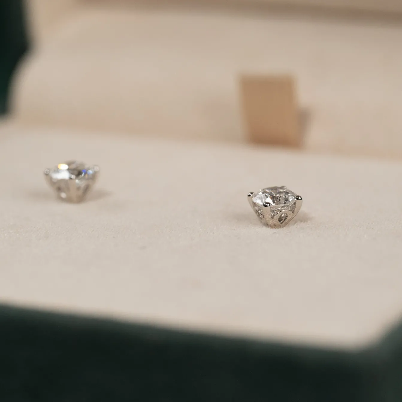 CLASSIC SOLITAIRE DIAMOND STUD EARRING - 1.0ct - WG
