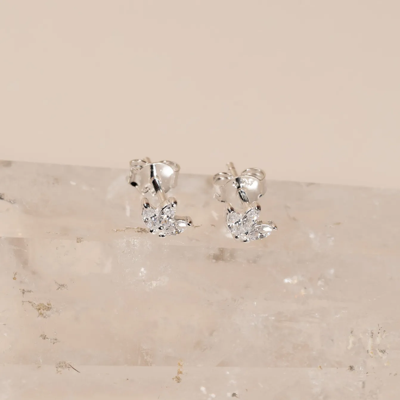 DAHLIA CRYSTAL SILVER EARRING