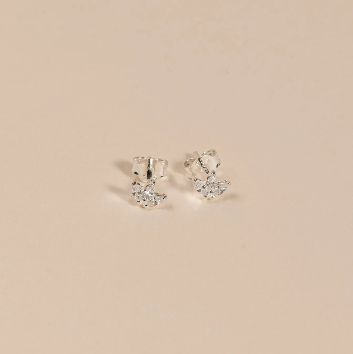 DAHLIA CRYSTAL SILVER EARRING