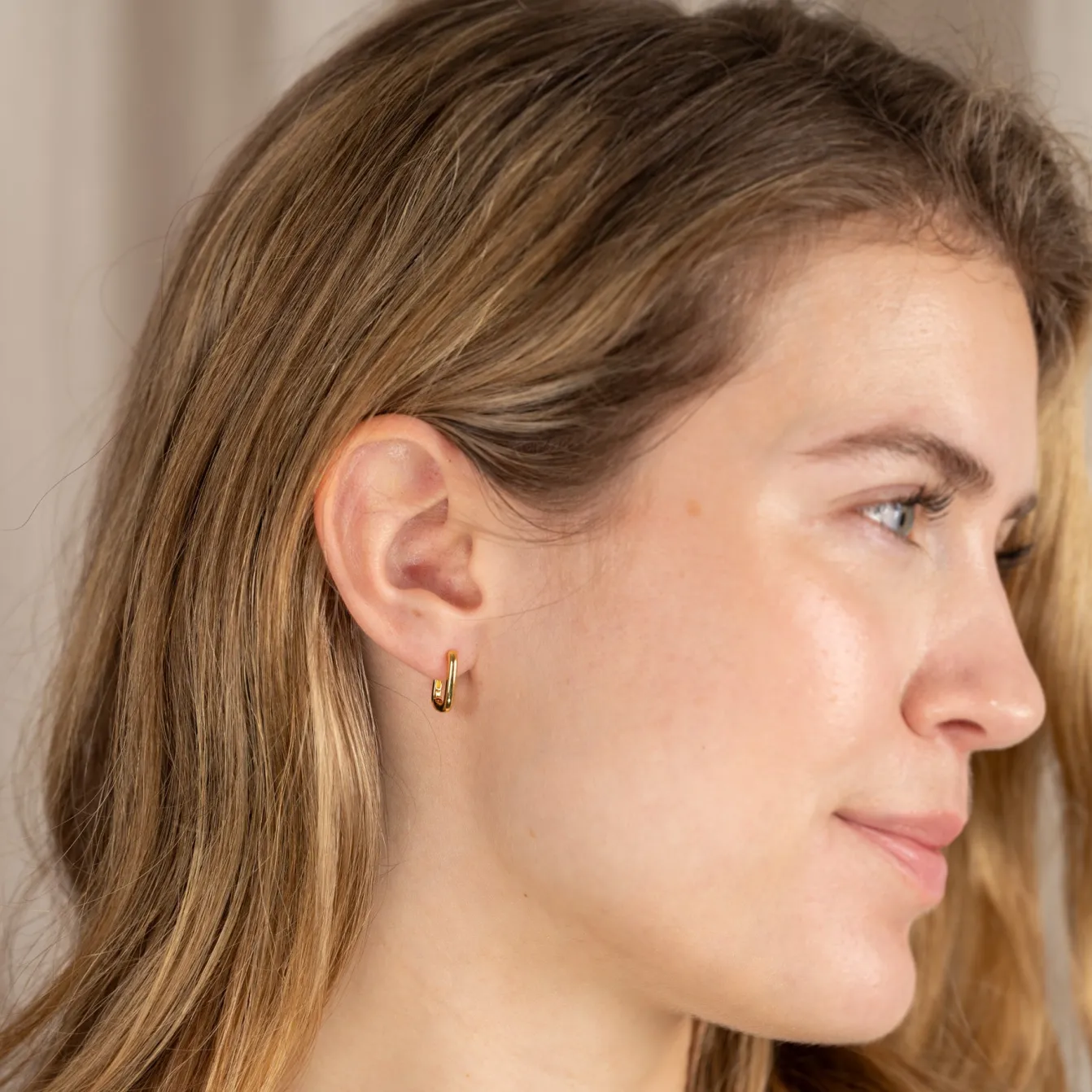 DANIA GOLDEN HUGGIE EARRING
