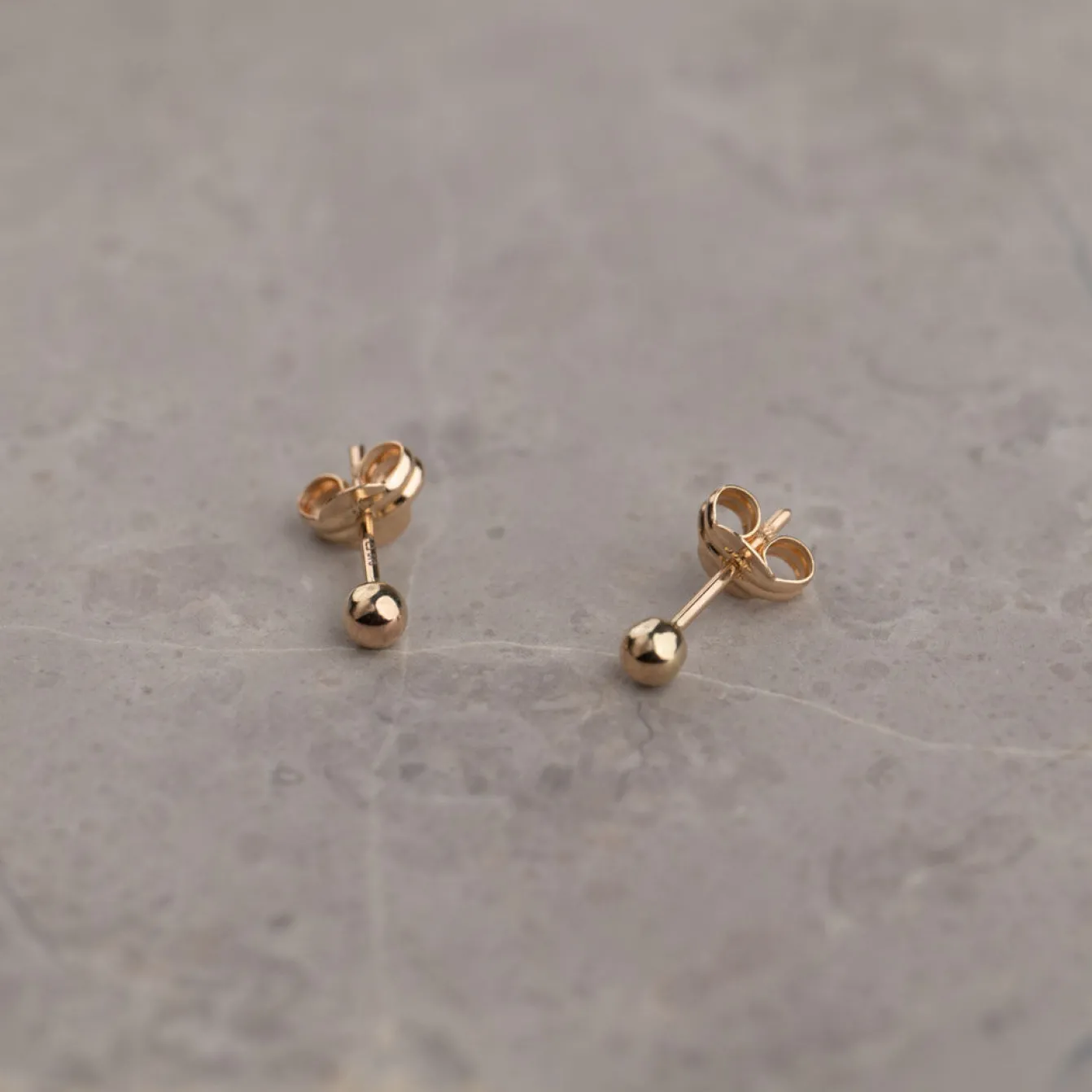 DOT SOLID GOLD STUD EARRING - 3mm - Sisi Copenhagen