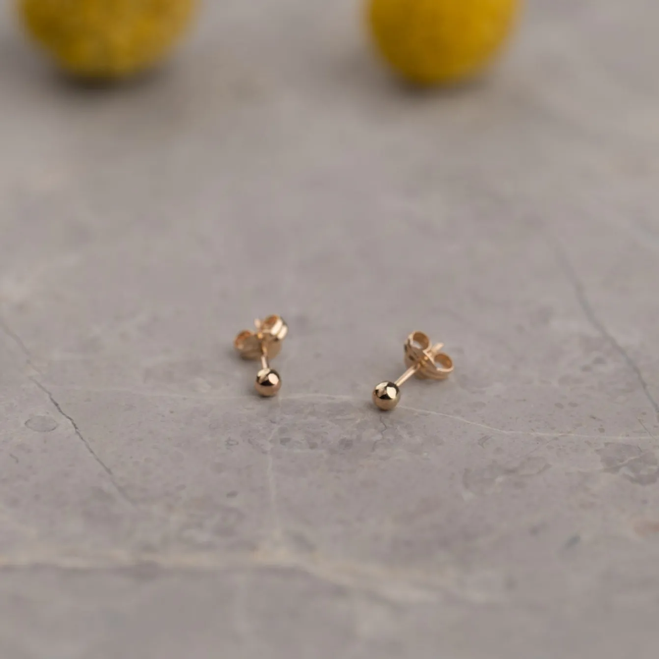 DOT SOLID GOLD STUD EARRING - 3mm - Sisi Copenhagen