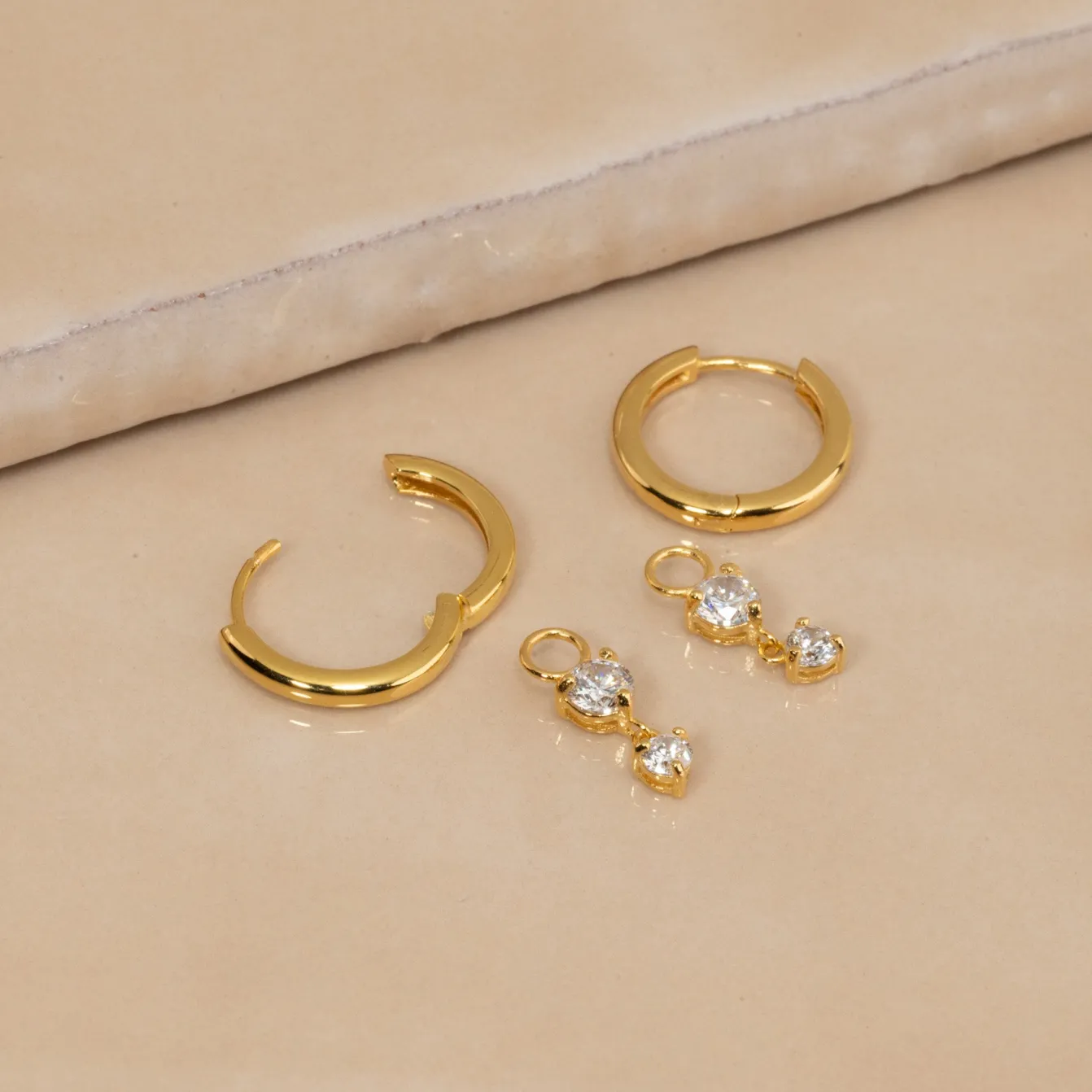 ELENOR CRYSTAL GOLDEN EARRING CHARM
