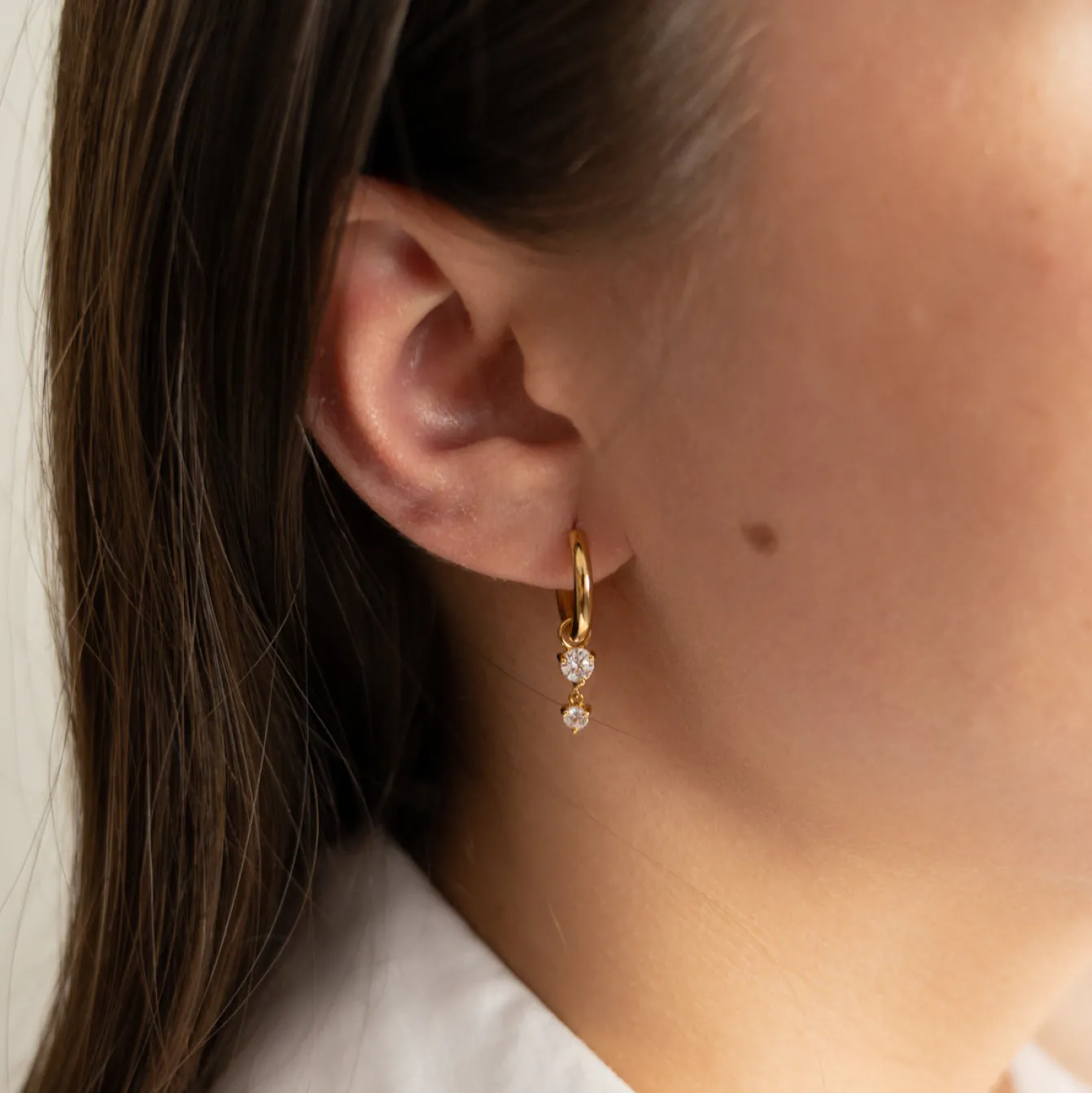 ELENOR CRYSTAL GOLDEN EARRING CHARM