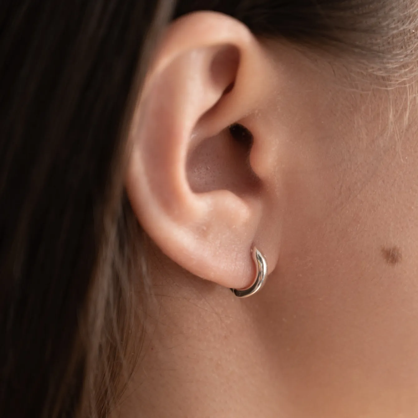ELINA MINI SILVER CREOL EARRING - Sisi Copenhagen