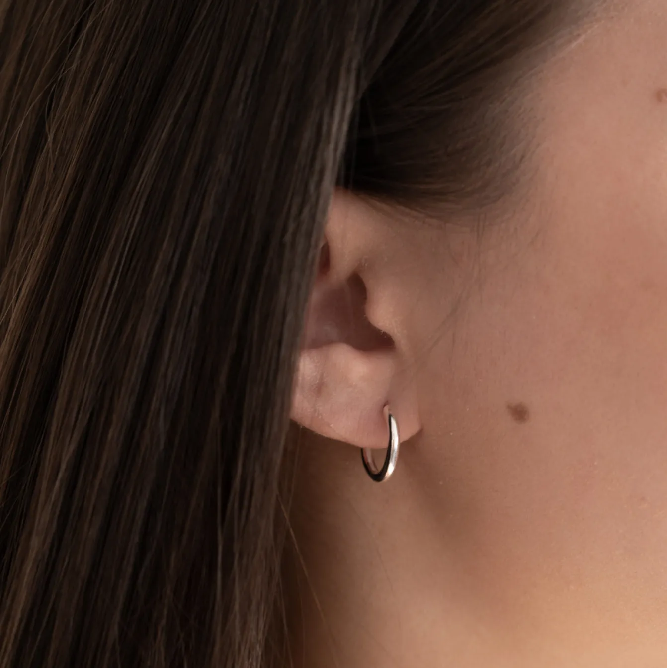 ELINA SMALL SILVER CREOL EARRING - Sisi Copenhagen