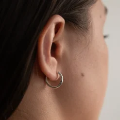 ELINA SMALL SILVER CREOL EARRING - Sisi Copenhagen