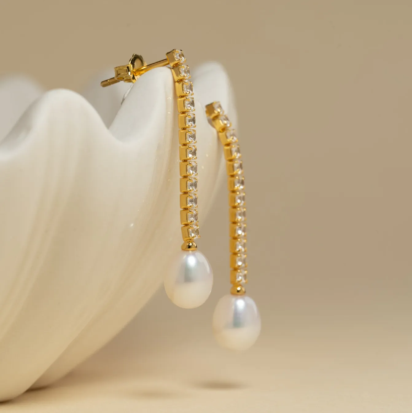 ELISABETH PEARL GOLDEN EARRING