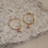 ELLIE ROSE PEARL GOLDEN CREOL EARRING - Sisi Copenhagen