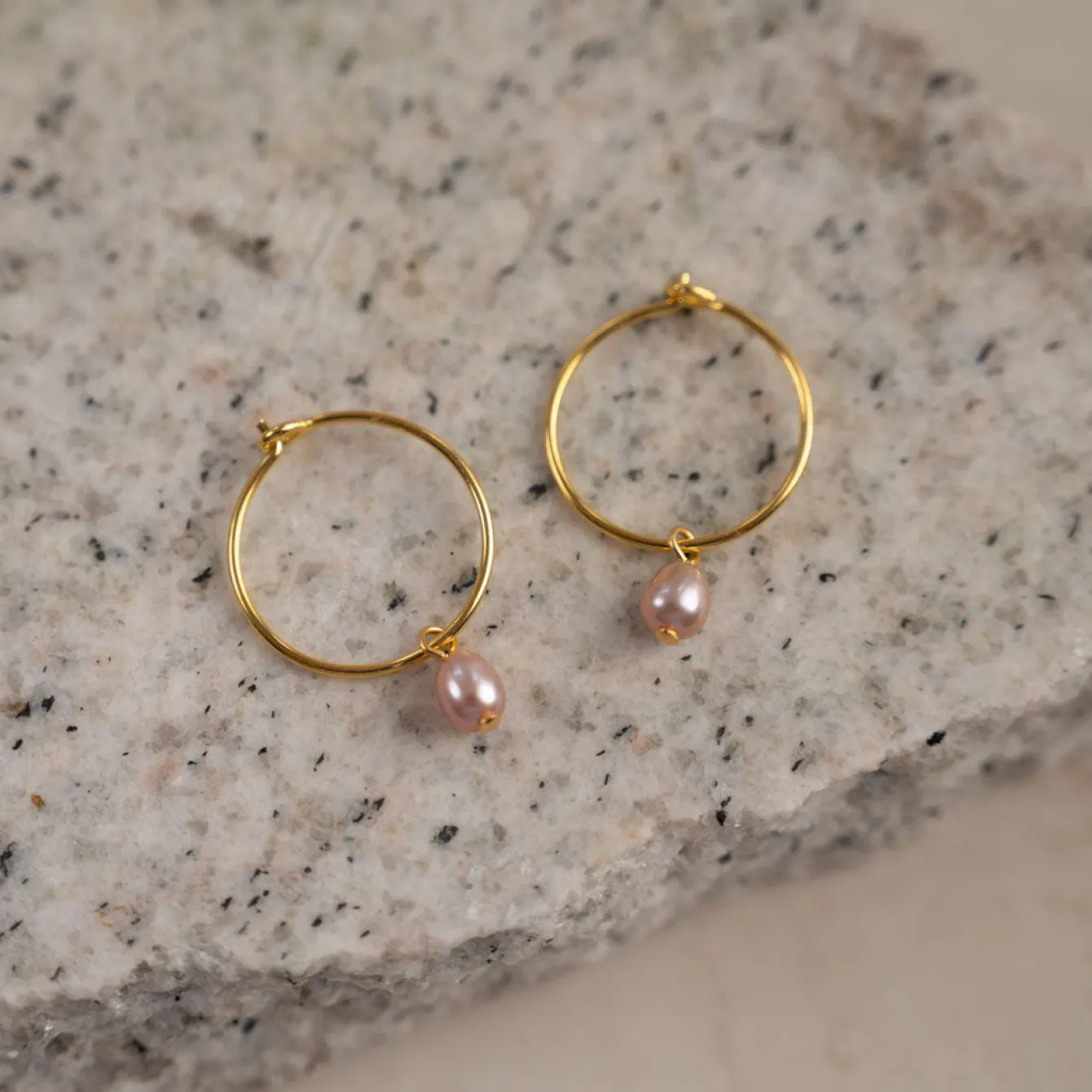 ELLIE ROSE PEARL GOLDEN CREOL EARRING - Sisi Copenhagen