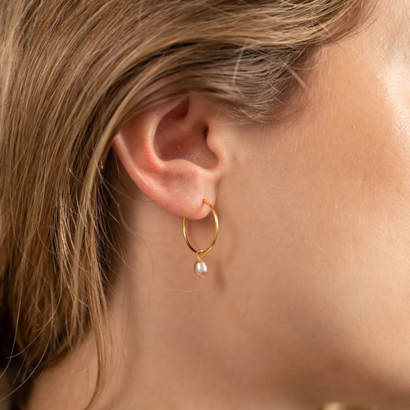 ELLIE ROSE PEARL GOLDEN CREOL EARRING - Sisi Copenhagen