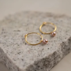 ELLIE ROSE PEARL GOLDEN CREOL EARRING - Sisi Copenhagen