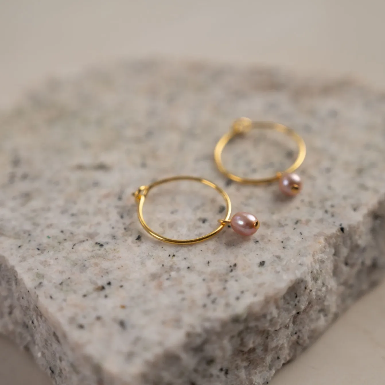 ELLIE ROSE PEARL GOLDEN CREOL EARRING - Sisi Copenhagen