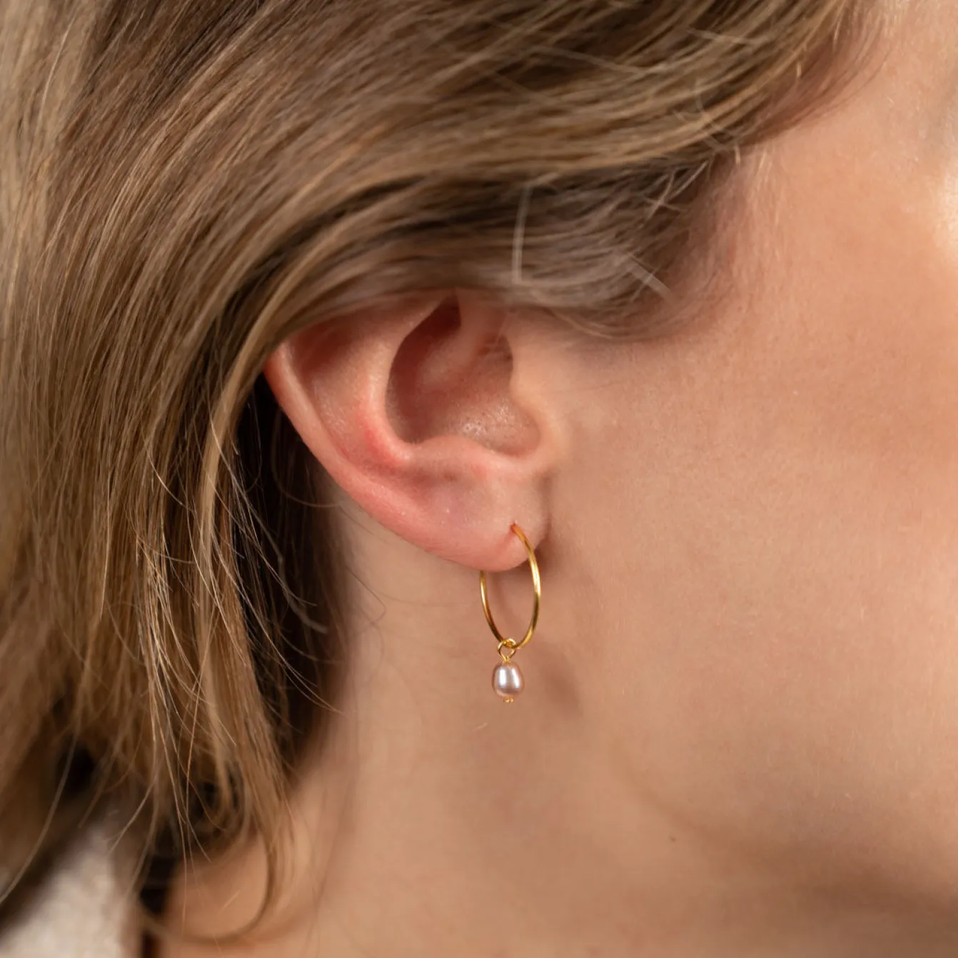 ELLIE ROSE PEARL GOLDEN CREOL EARRING - Sisi Copenhagen
