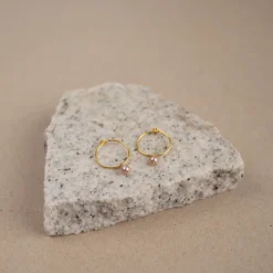 ELLIE ROSE PEARL GOLDEN CREOL EARRING - Sisi Copenhagen