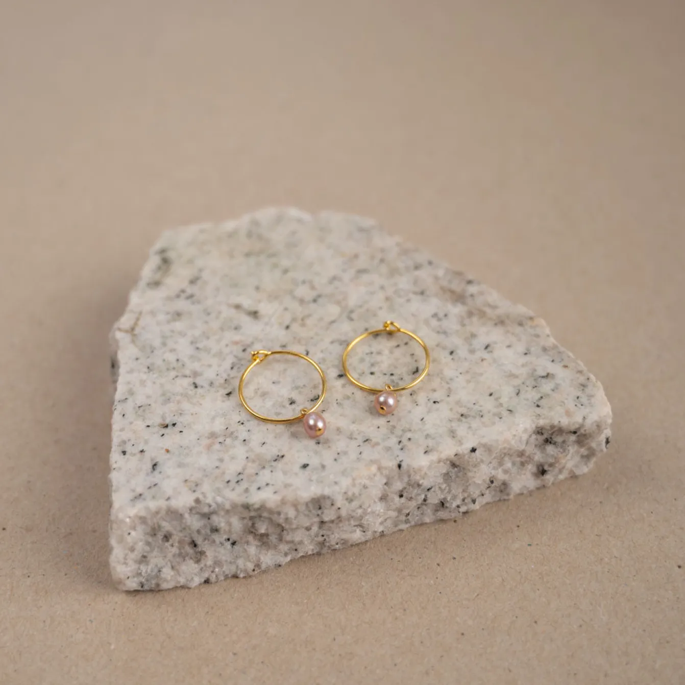 ELLIE ROSE PEARL GOLDEN CREOL EARRING - Sisi Copenhagen