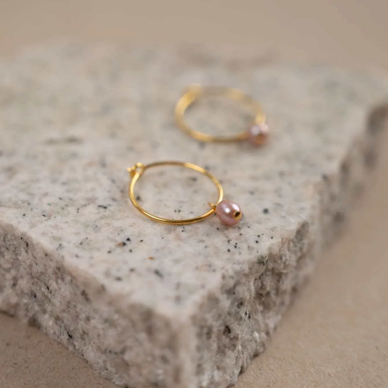 ELLIE ROSE PEARL GOLDEN CREOL EARRING - Sisi Copenhagen