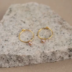 ELLIE ROSE PEARL GOLDEN CREOL EARRING - Sisi Copenhagen