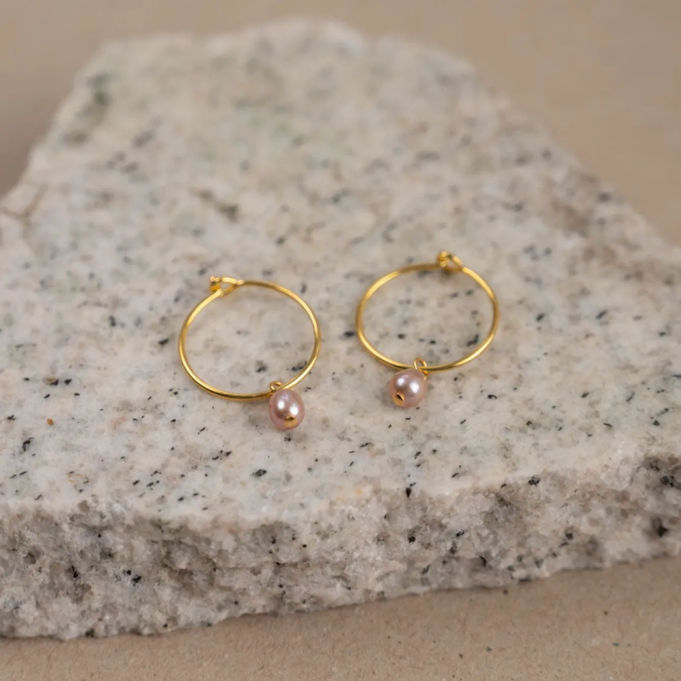 ELLIE ROSE PEARL GOLDEN CREOL EARRING - Sisi Copenhagen