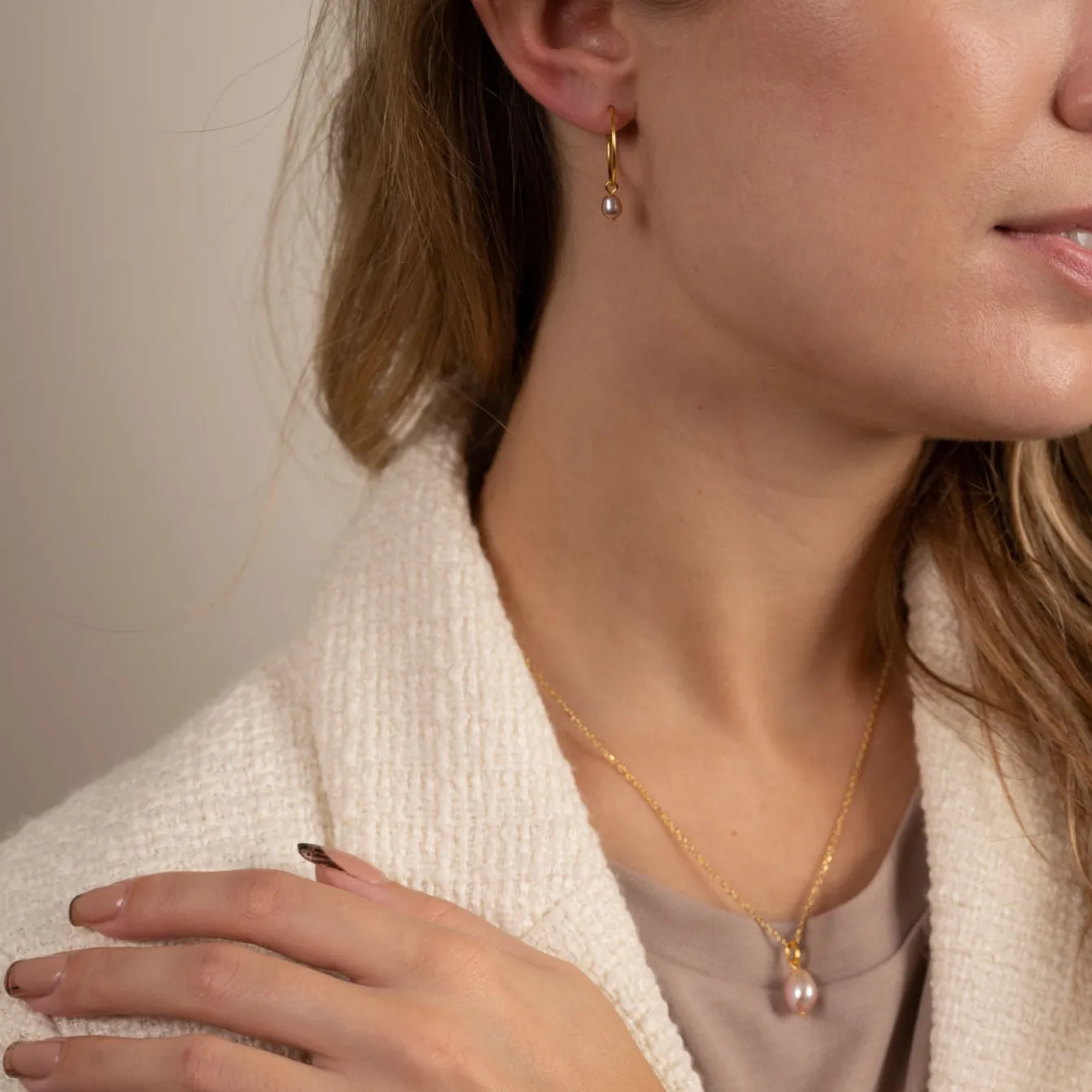 ELLIE ROSE PEARL GOLDEN CREOL EARRING - Sisi Copenhagen