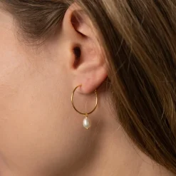 ELLIE WHITE PEARL GOLDEN CREOL EARRING - Sisi Copenhagen