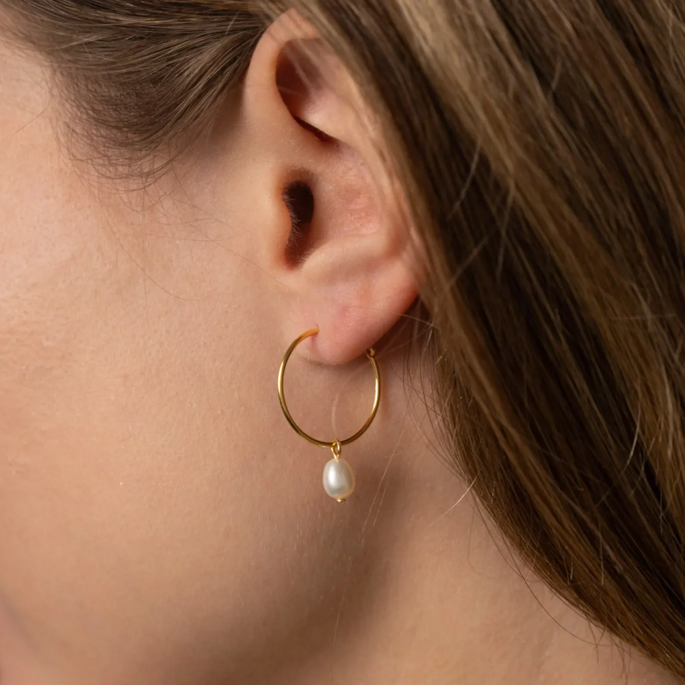 ELLIE WHITE PEARL GOLDEN CREOL EARRING - Sisi Copenhagen