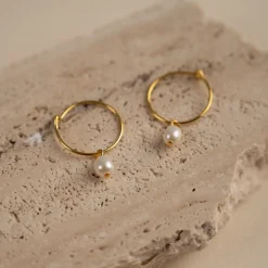 ELLIE WHITE PEARL GOLDEN CREOL EARRING - Sisi Copenhagen