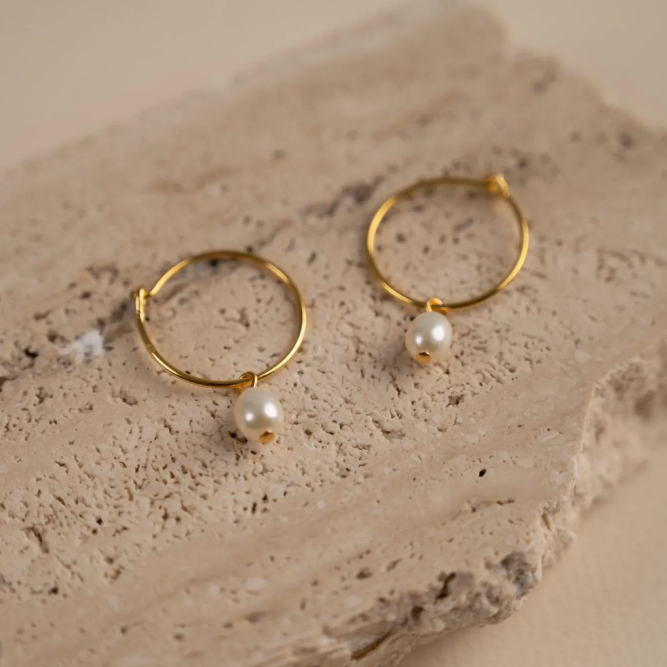 ELLIE WHITE PEARL GOLDEN CREOL EARRING - Sisi Copenhagen