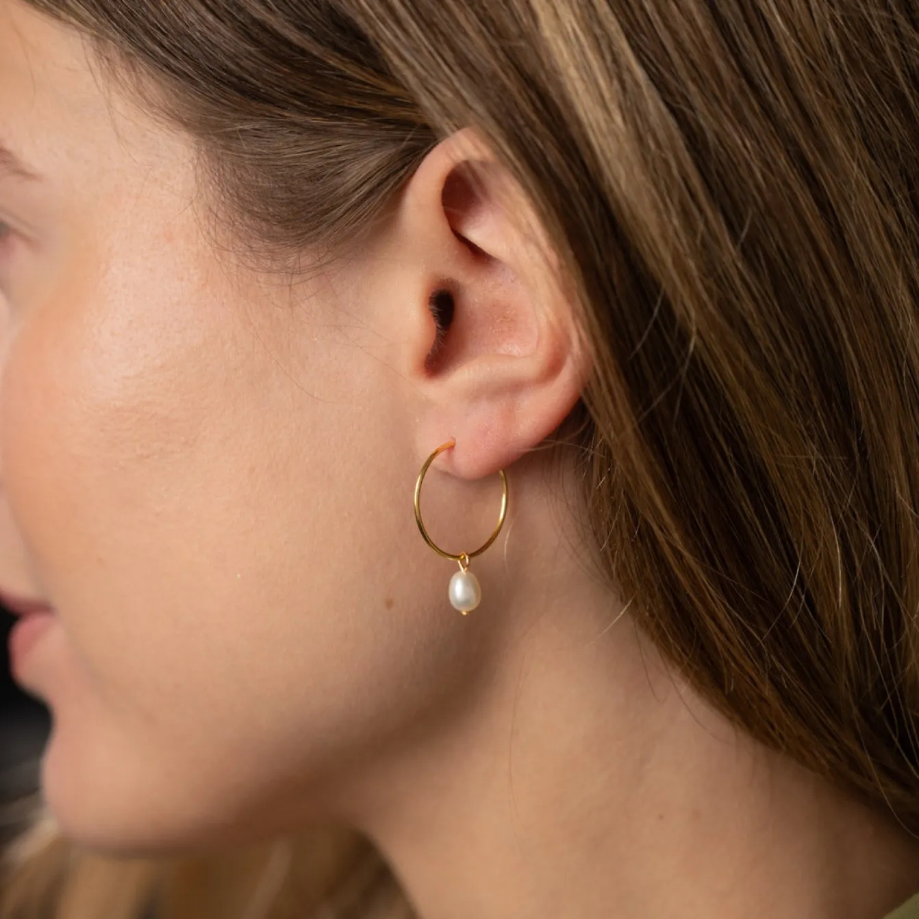 ELLIE WHITE PEARL GOLDEN CREOL EARRING - Sisi Copenhagen