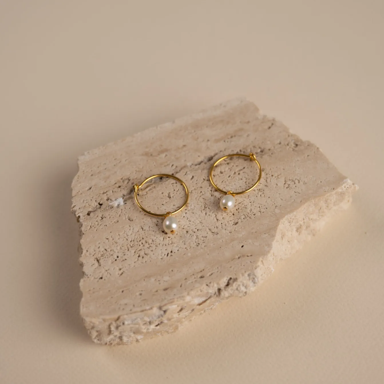 ELLIE WHITE PEARL GOLDEN CREOL EARRING - Sisi Copenhagen