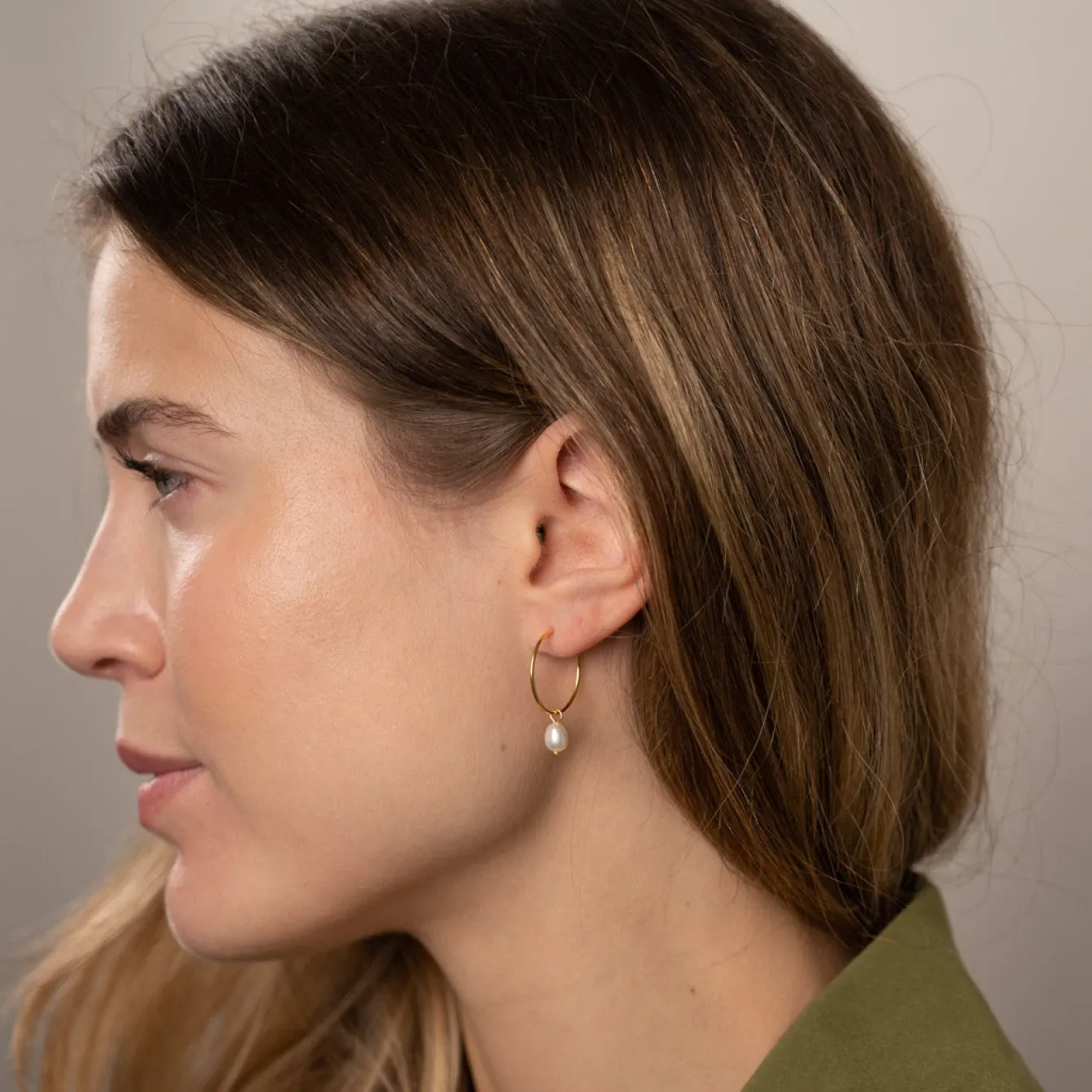 ELLIE WHITE PEARL GOLDEN CREOL EARRING - Sisi Copenhagen