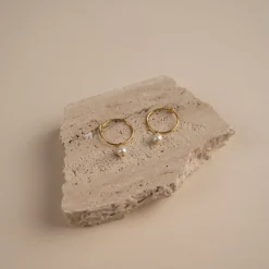 ELLIE WHITE PEARL GOLDEN CREOL EARRING - Sisi Copenhagen