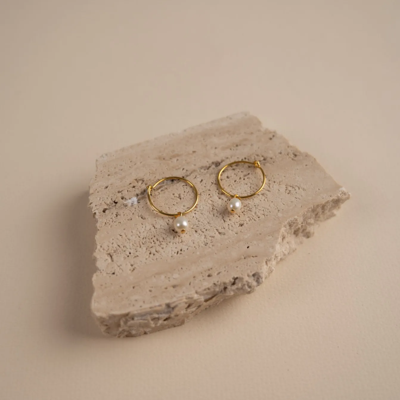 ELLIE WHITE PEARL GOLDEN CREOL EARRING - Sisi Copenhagen