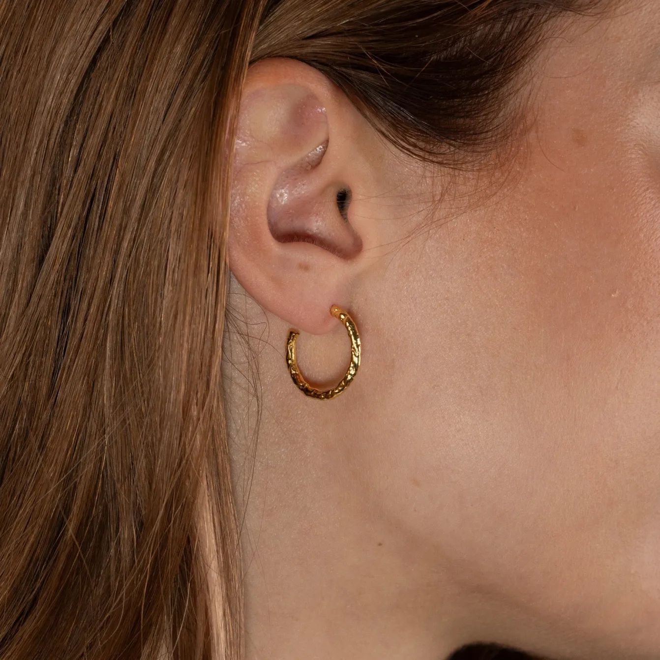 ELMA MEDIUM GOLDEN CREOL EARRING