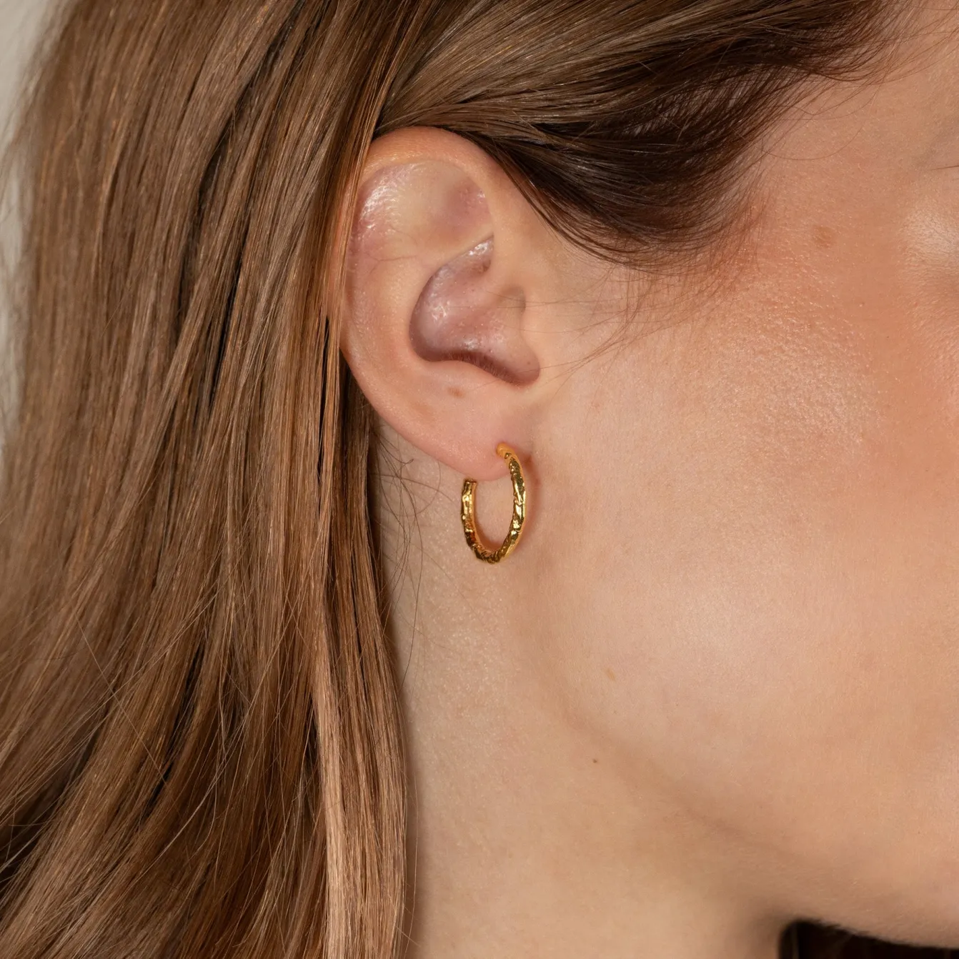 ELMA MEDIUM GOLDEN CREOL EARRING